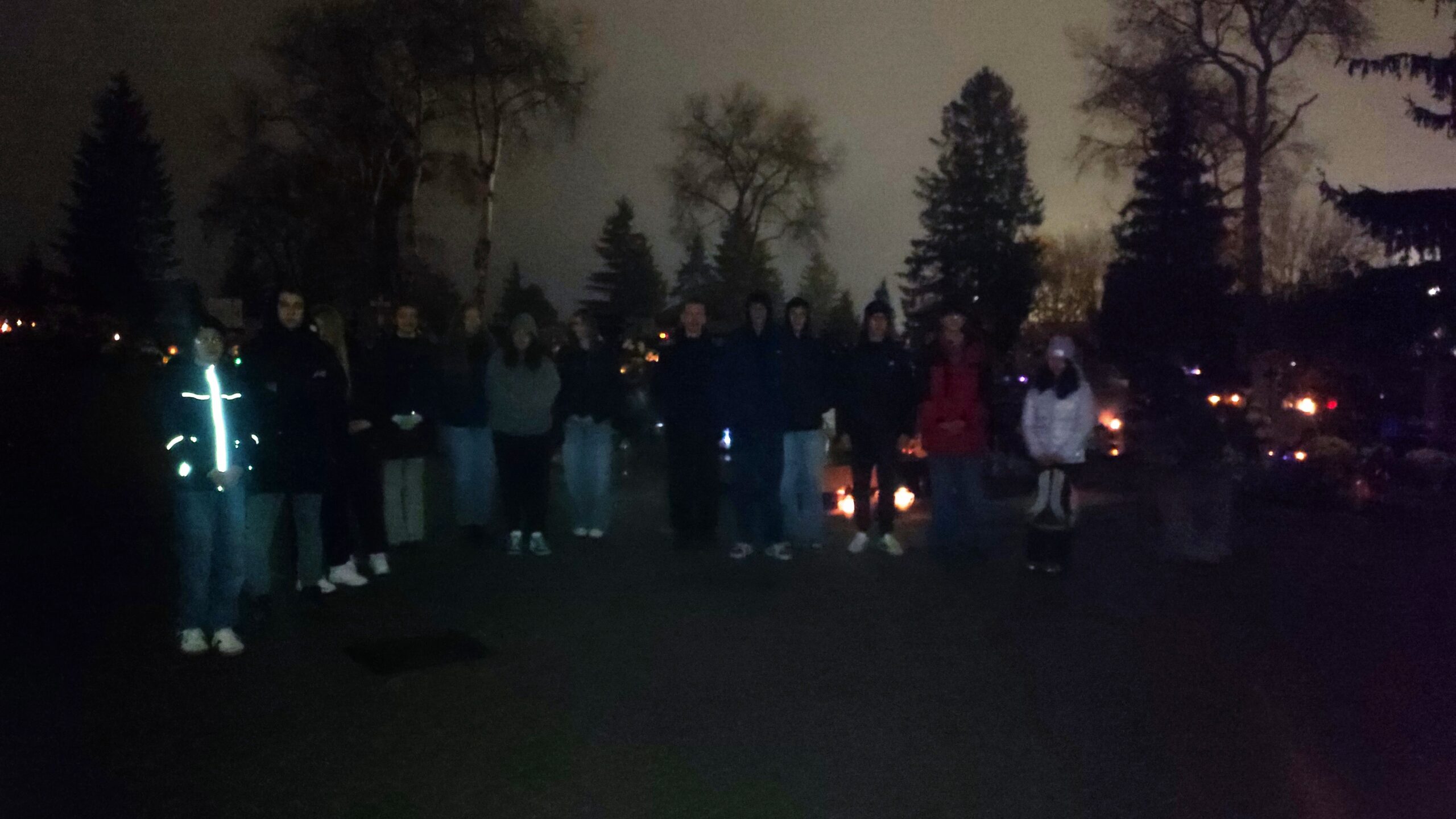 Wspólna modlitwa na cmentarzu