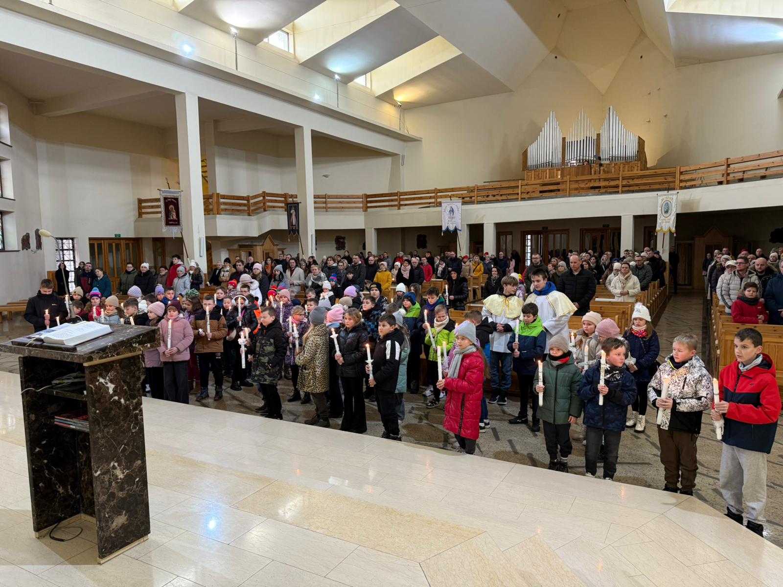 Poświęcenie świec dzieci pierwszokomunijnych