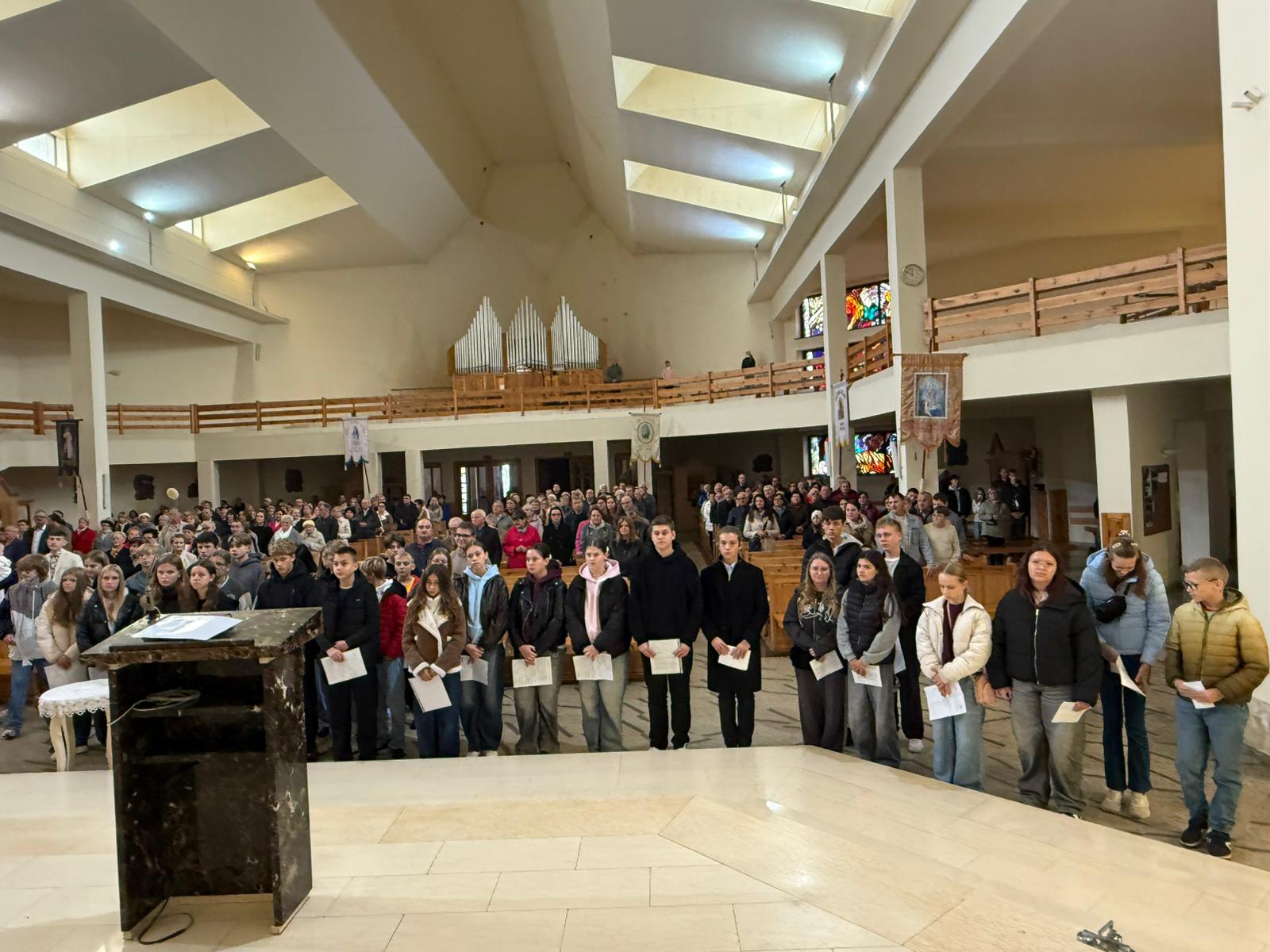 Uroczyste przyrzeczenie kandydatów do sakramentu bierzmowania