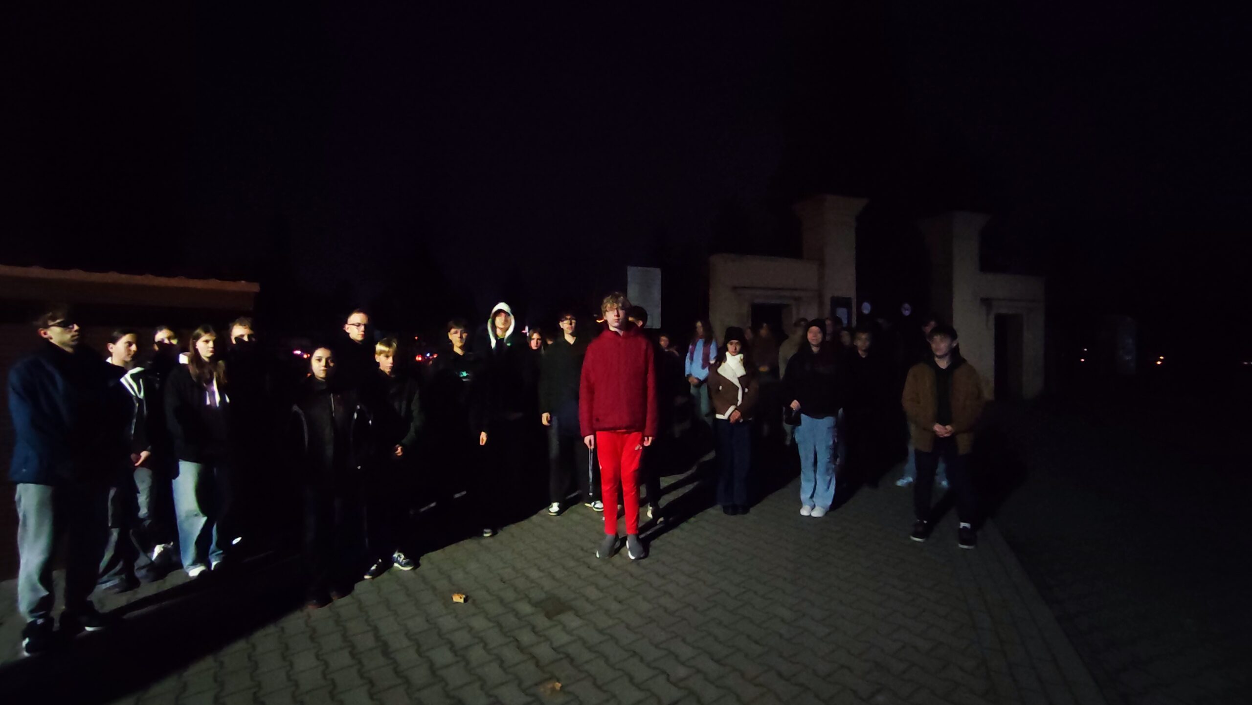 Młodzież modliła się za zmarłych