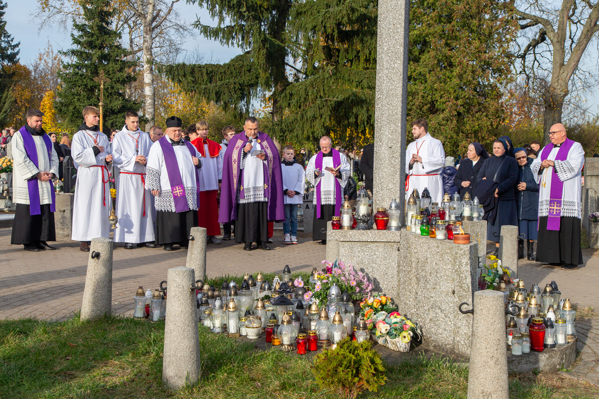 Modlitwy za zmarłych na świeckim cmentarzu