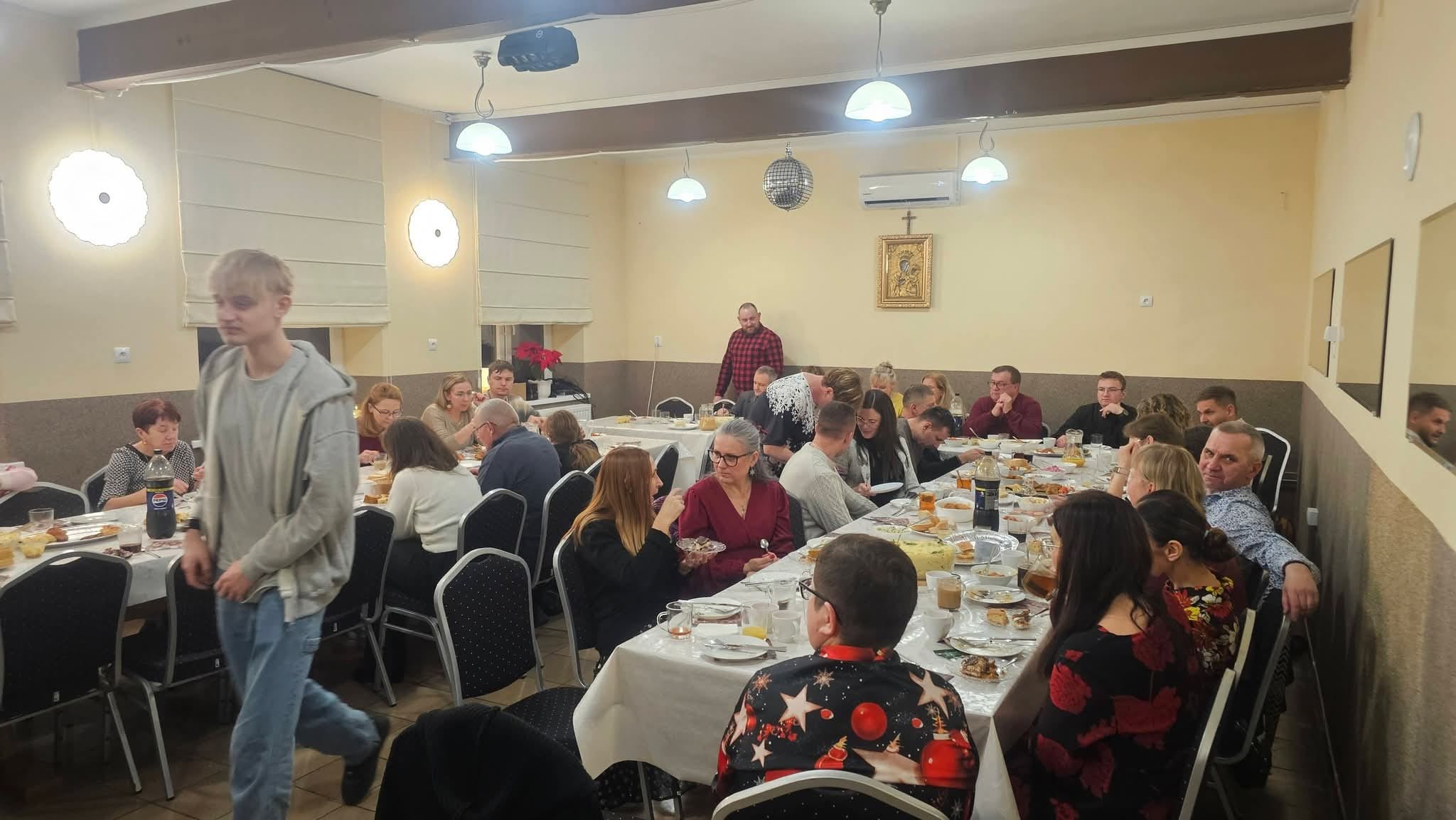 Pielgrzymkowa rodzina przy wigilijnym stole