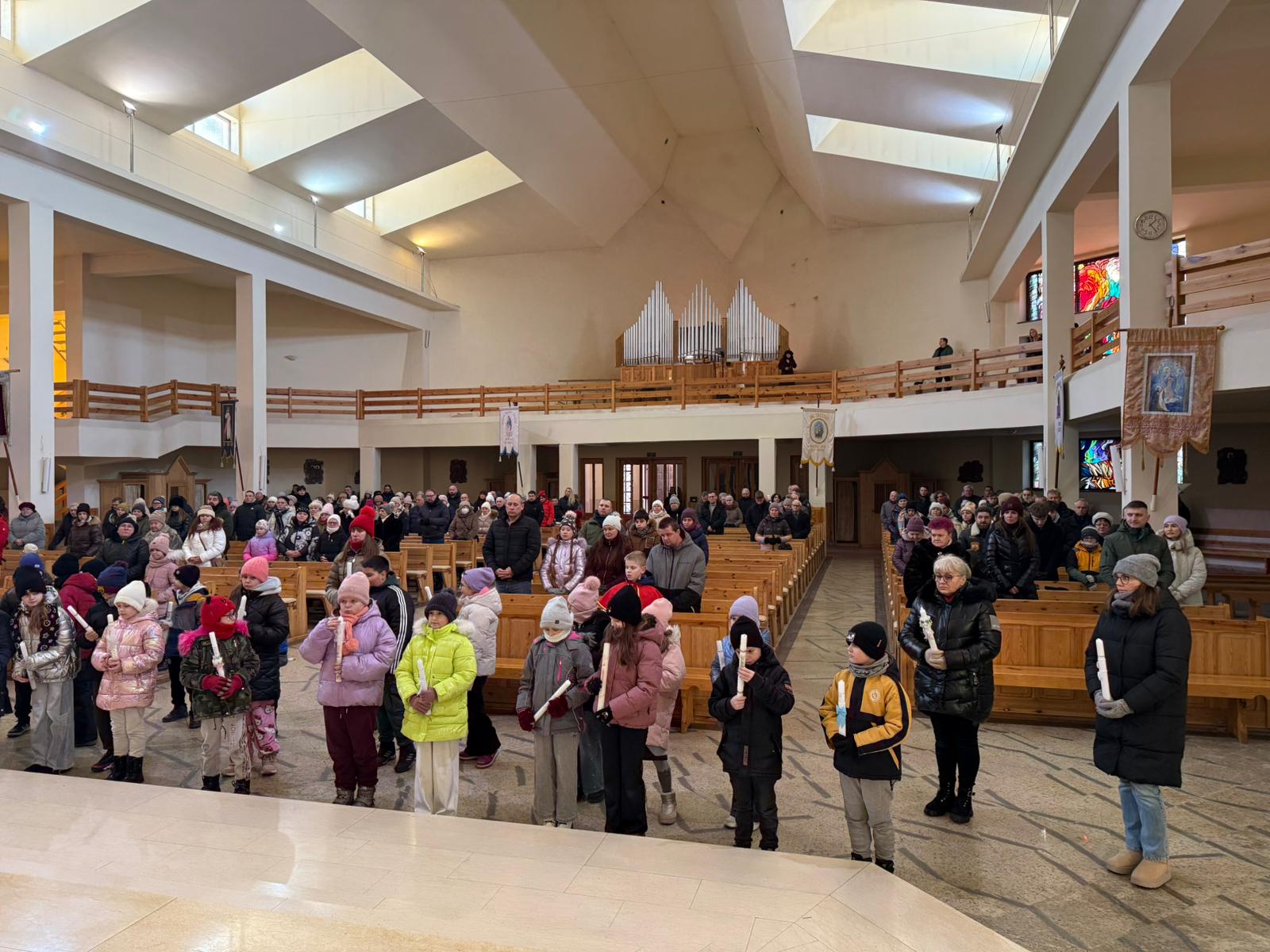 Poświęcenie świec dzieciom przygotowującym się do I Komunii Świętej